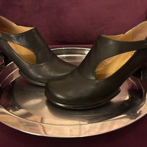 FLUEVOG GRACIAS BLACK SIDE BUCKLE SHOE WITH CUTOUT W 7.5